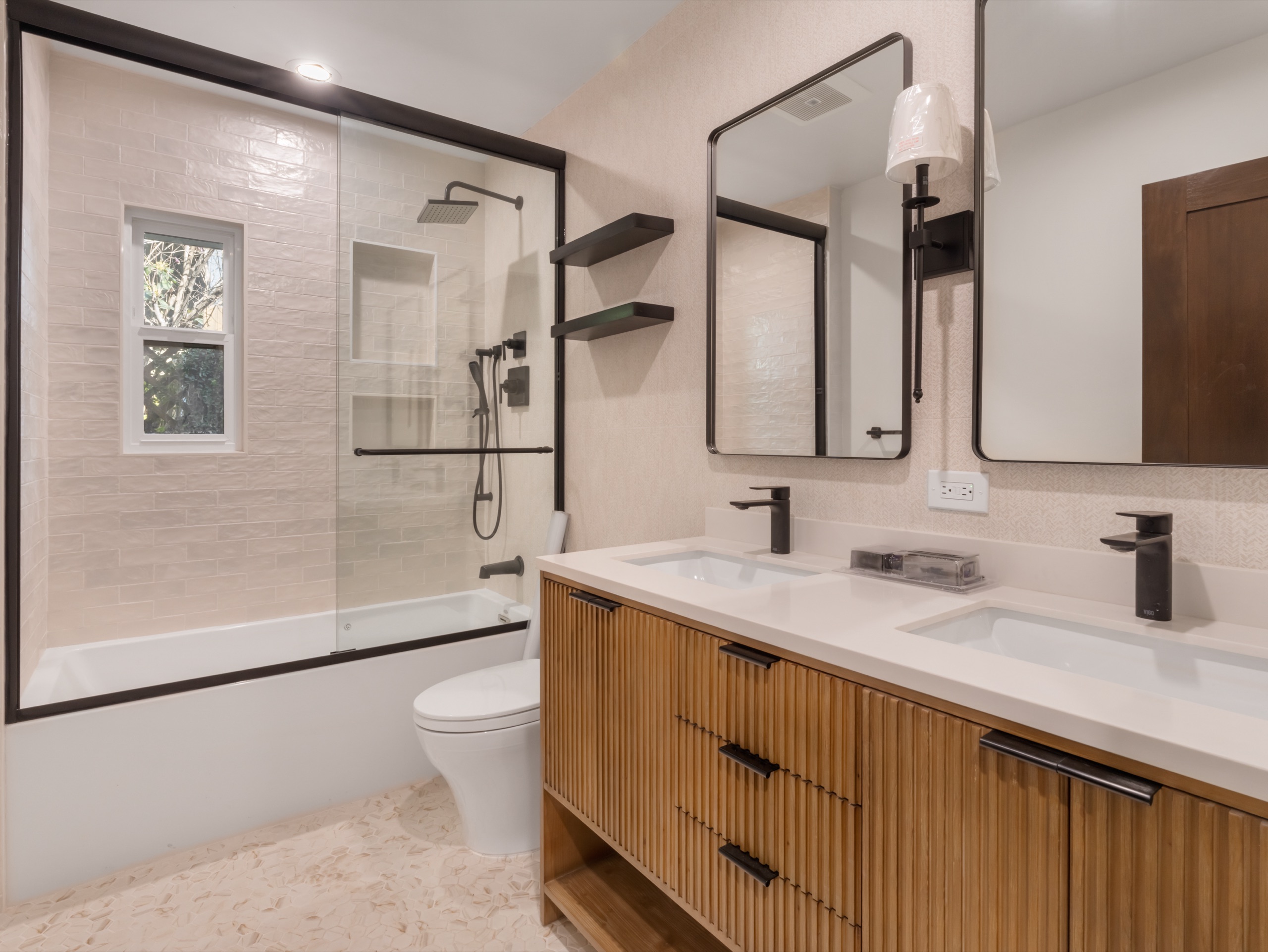La Cañada baths — 5blox Interior Design