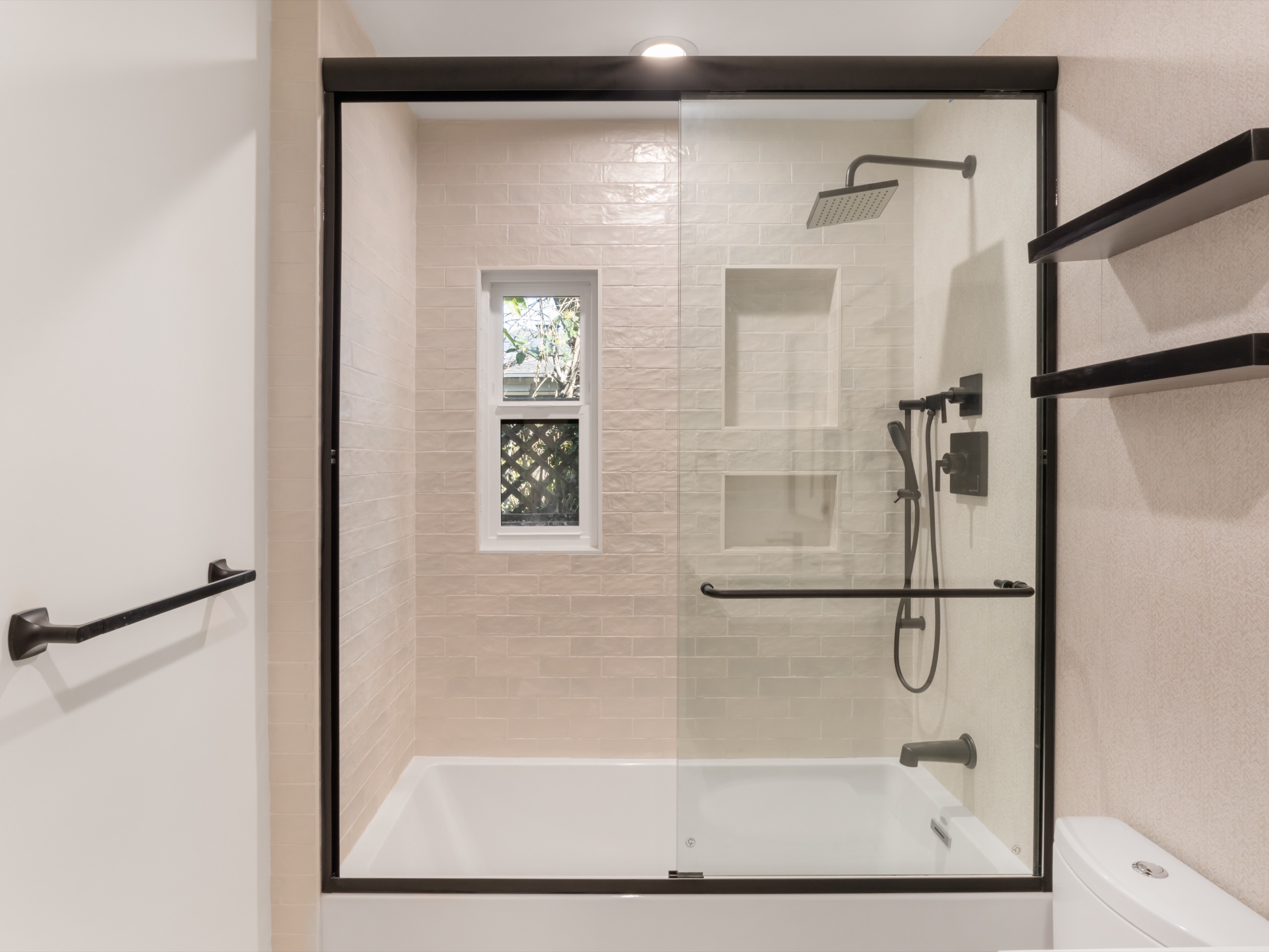 La Cañada baths — 5blox Interior Design