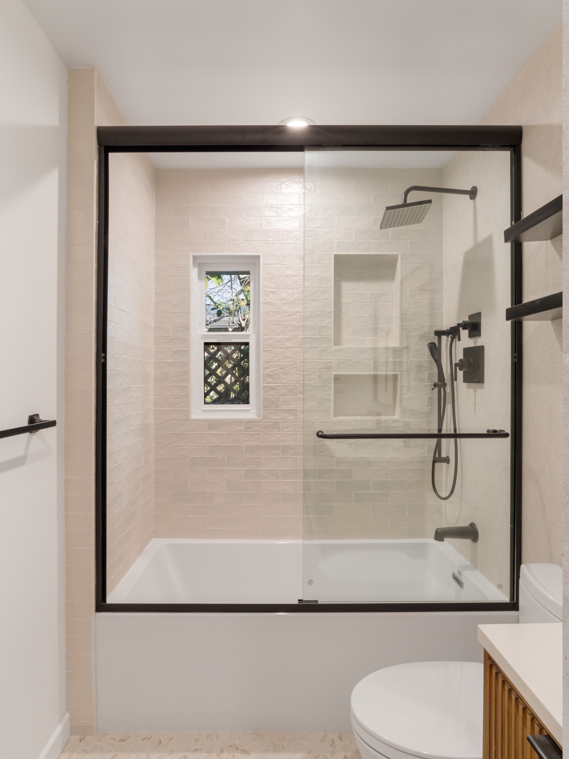 La Cañada baths — 5blox Interior Design
